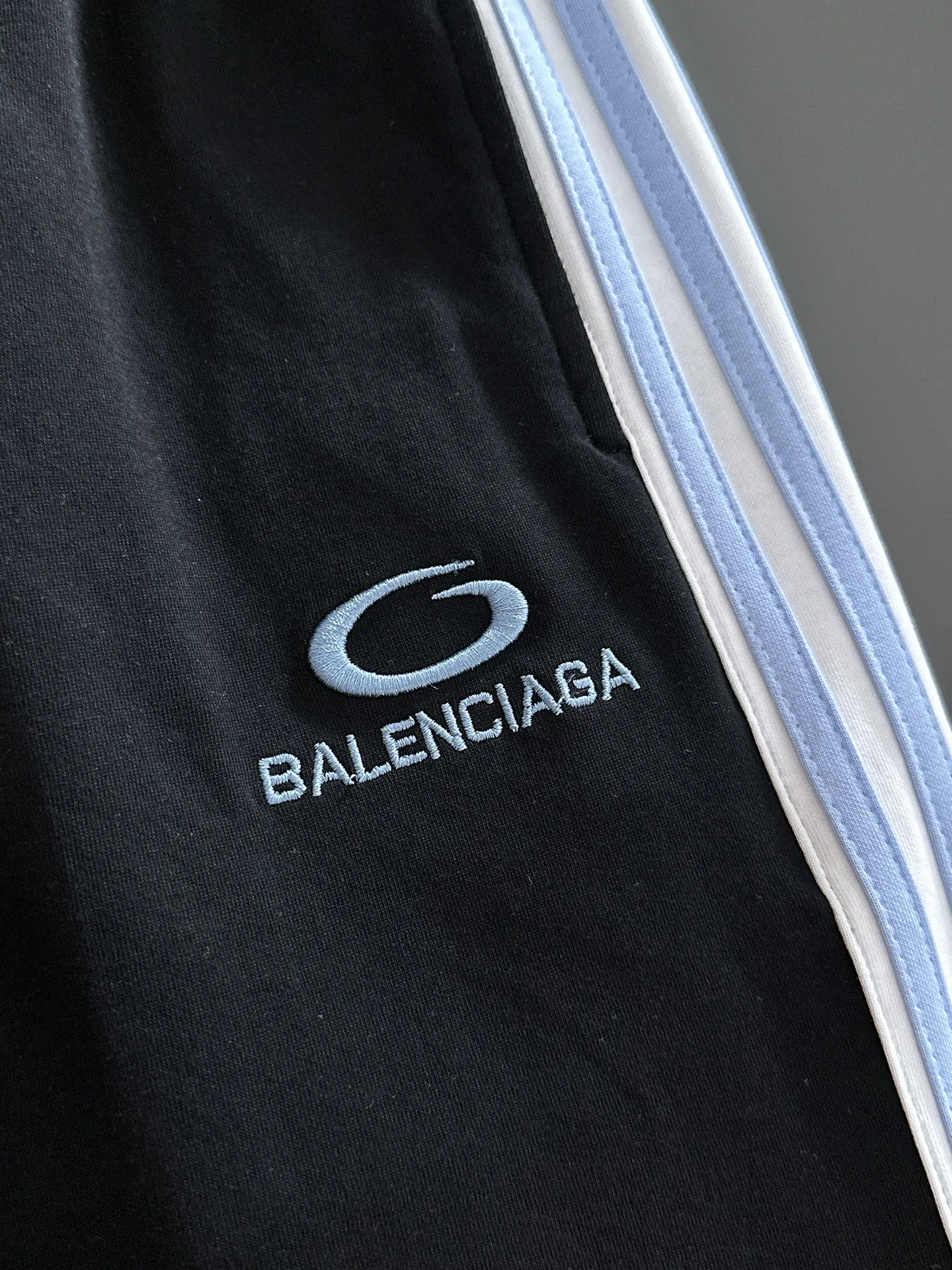 Balenciaga's three-standard complete 2026 summer New Arrival men's casual shorts, advanced custom-made Breathable fabric, Breathable fabric, extremely stretchy and comfortable, impeccable details, top-grade accessories, original logo design concept, delicate and soft feel! The upper body fit is awesome! Size: M-XXXL Please state your height and weight when ordering